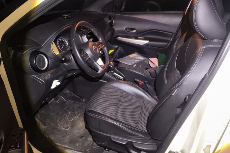 Used Nissan Kicks 2019 1.5L CVT Smart Connect Luxury Edition Left Front Seat