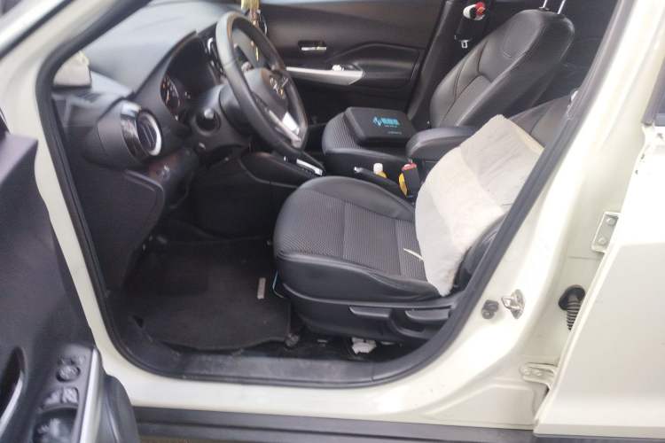 Used Nissan Kicks 2019 1.5L CVT Smart Connect Luxury Edition Left Front Seat