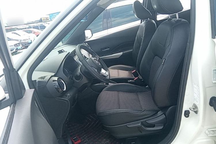 Used Nissan Kicks 2019 1.5L CVT Smart Connect Luxury Edition Left Front Seat