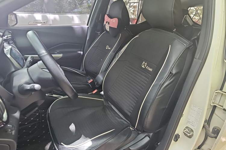 Used Nissan Kicks 2019 1.5L CVT Smart Connect Luxury Edition Left Front Seat