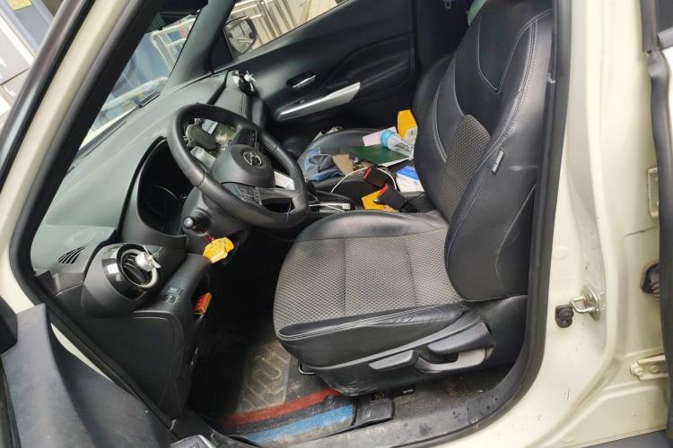 Used Nissan Kicks 2019 1.5L CVT Smart Connect Luxury Edition Left Front Seat