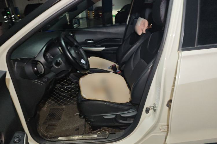 Used Nissan Kicks 2019 1.5L CVT Smart Connect Luxury Edition Left Front Seat