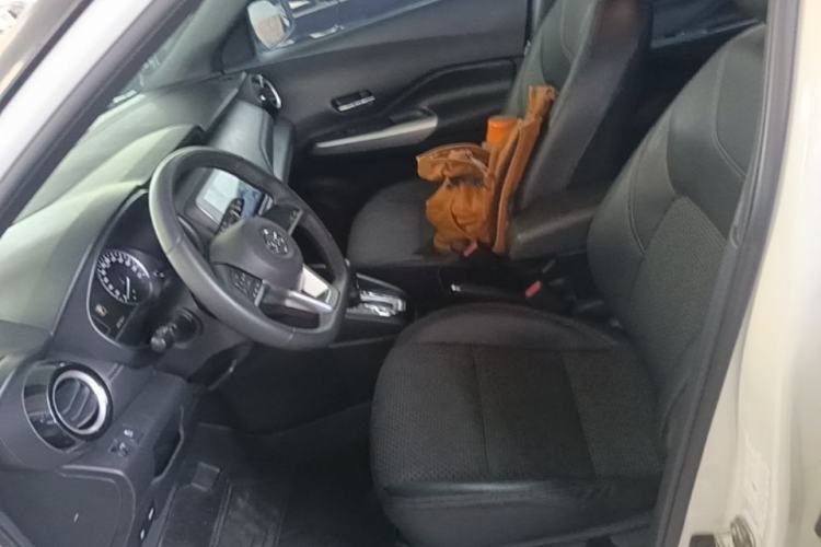 Used Nissan Kicks 2019 1.5L CVT Smart Connect Luxury Edition Left Front Seat
