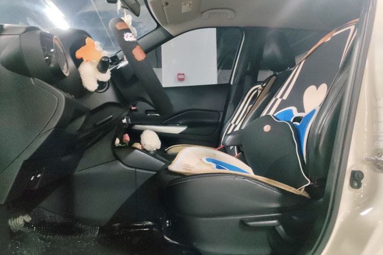 Used Nissan Kicks 2019 1.5L CVT Smart Connect Luxury Edition Left Front Seat