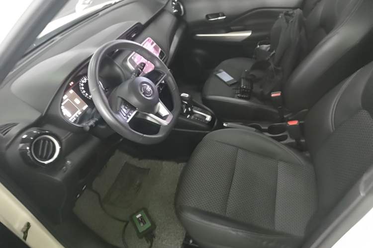 Used Nissan Kicks 2019 1.5L CVT Smart Connect Luxury Edition Left Front Seat