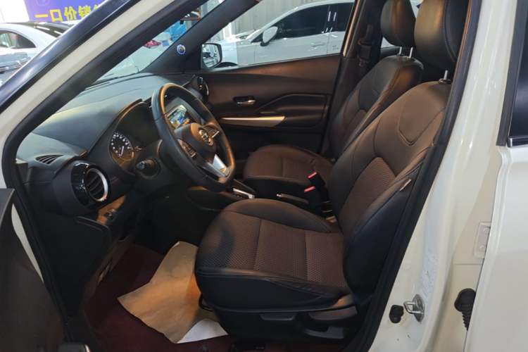 Used Nissan Kicks 2019 1.5L CVT Smart Connect Luxury Edition Left Front Seat