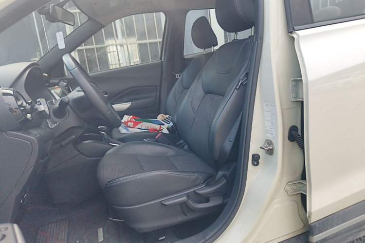Used Nissan Kicks 2019 1.5L CVT Smart Connect Luxury Edition Left Front Seat