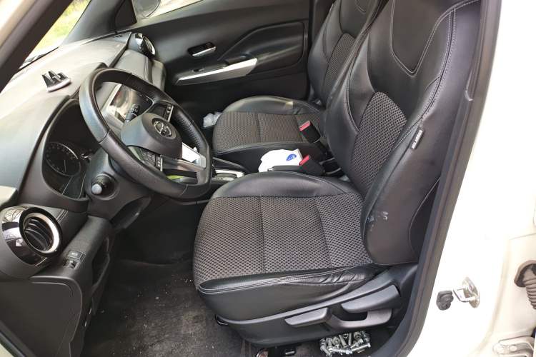 Used Nissan Kicks 2019 1.5L CVT Smart Connect Luxury Edition Left Front Seat