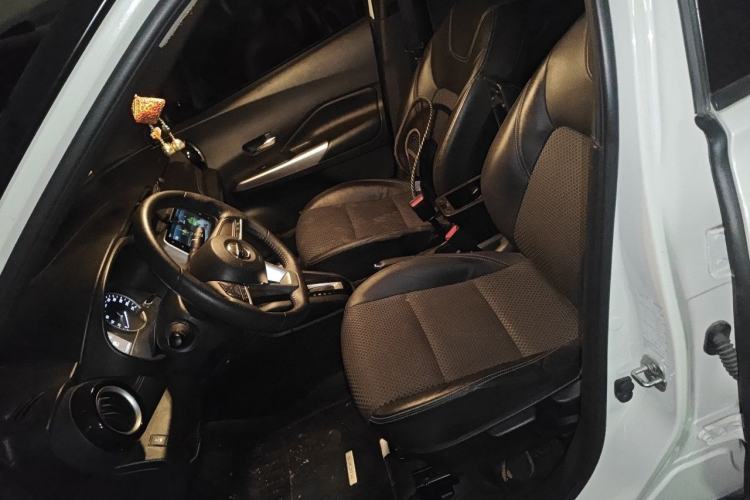 Used Nissan Kicks 2019 1.5L CVT Smart Connect Deluxe Edition Left Front Seat