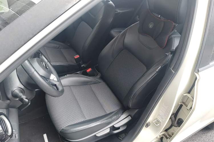 Used Nissan Kicks 2019 1.5L CVT Smart Connect Luxury Edition Left Front Seat