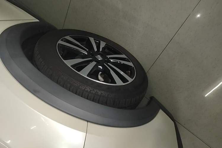 Used Nissan Kicks 2019 1.5L CVT Smart Connect Luxury Edition Left Front Wheel Hub