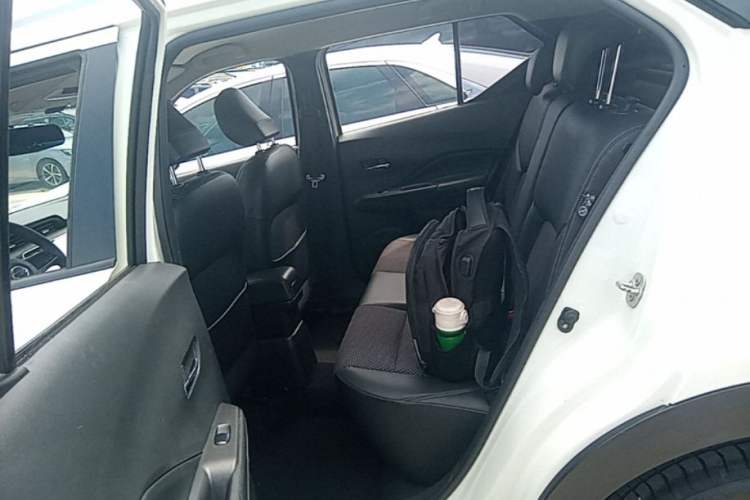 Used Nissan Kicks 2019 1.5L CVT Smart Connect Luxury Edition Left Rear Seat