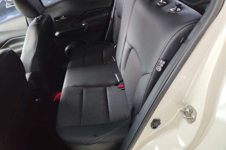 Used Nissan Kicks 2019 1.5L CVT Smart Connect Luxury Edition Left Rear Seat