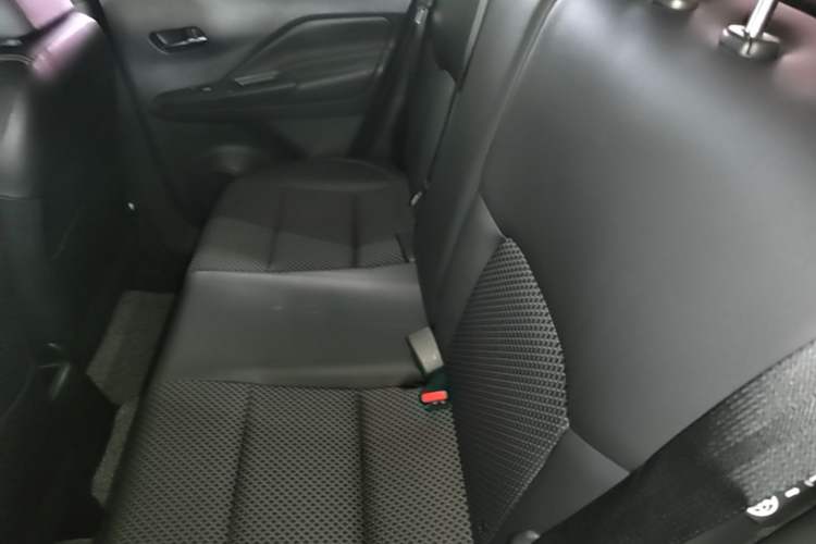 Used Nissan Kicks 2019 1.5L CVT Smart Connect Luxury Edition Left Rear Seat