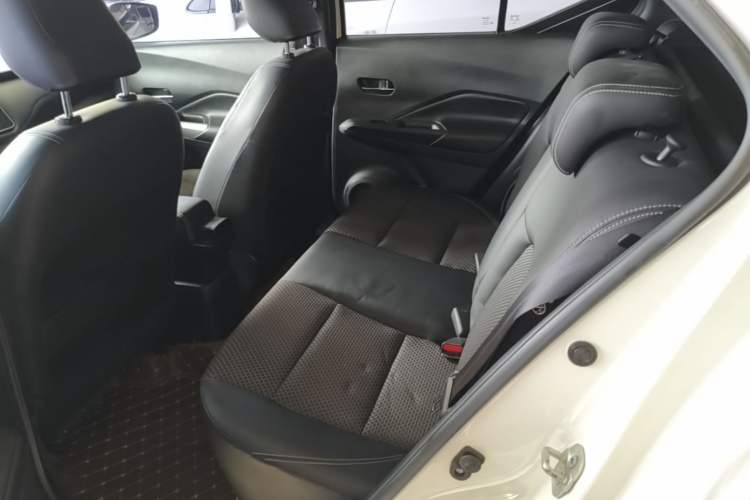 Used Nissan Kicks 2019 1.5L CVT Smart Connect Luxury Edition Left Rear Seat