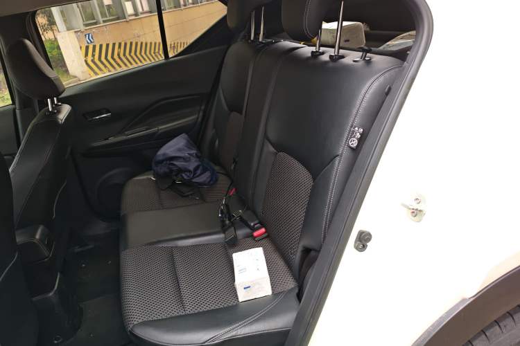 Used Nissan Kicks 2019 1.5L CVT Smart Connect Luxury Edition Left Rear Seat