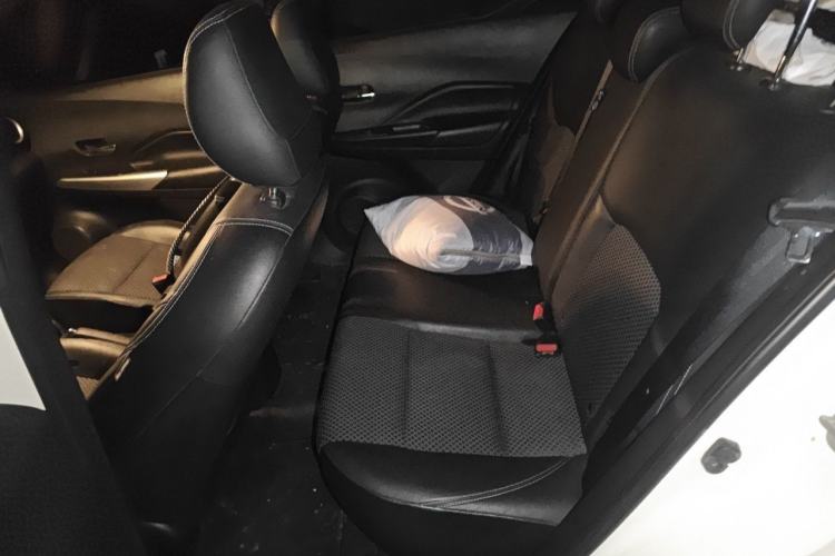 Used Nissan Kicks 2019 1.5L CVT Smart Connect Deluxe Edition Left Rear Seat