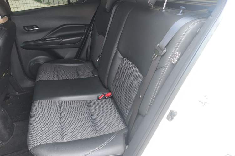 Used Nissan Kicks 2019 1.5L CVT Smart Connect Luxury Edition Left Rear Seat