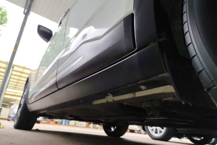 Used Nissan Kicks 2019 1.5L CVT Smart Connect Luxury Edition Left Side Sill