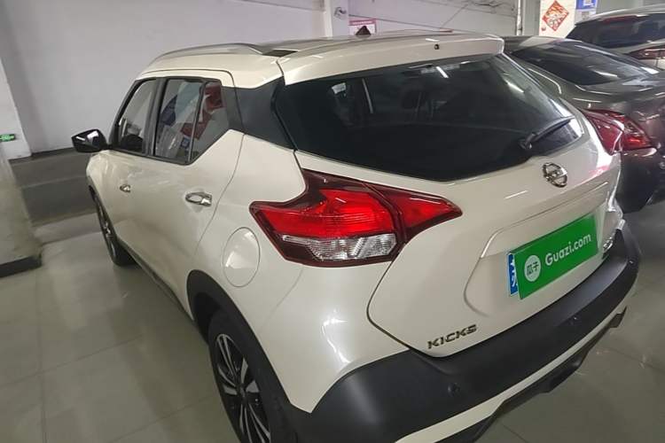 Used Nissan Kicks 2019 1.5L CVT Smart Connect Luxury Edition Rear Left 45 Deg