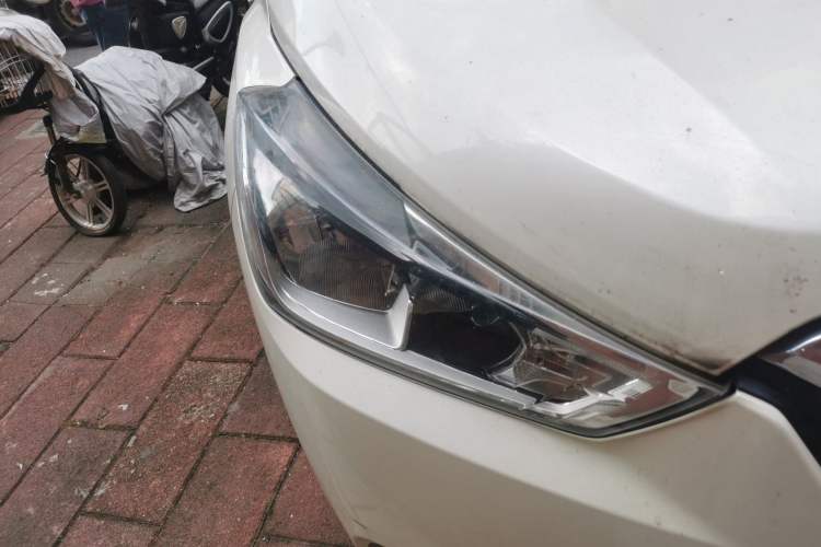 Used Nissan Kicks 2019 1.5L CVT Smart Connect Luxury Edition Right Front Headlight