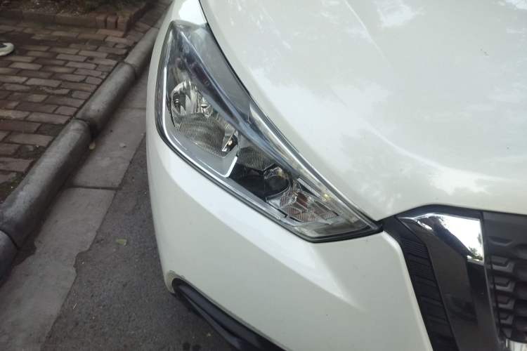 Used Nissan Kicks 2019 1.5L CVT Smart Connect Luxury Edition Right Front Headlight