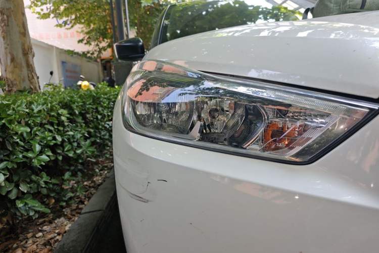 Used Nissan Kicks 2019 1.5L Manual Cool Edition Right Front Headlight