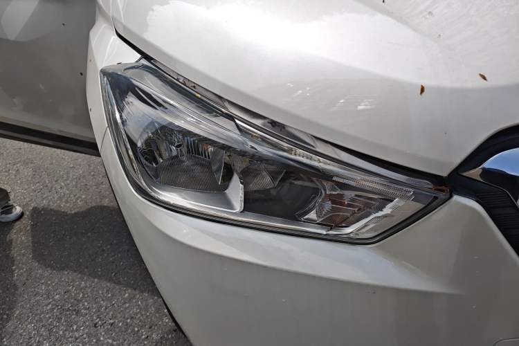 Used Nissan Kicks 2019 1.5L CVT Smart Connect Luxury Edition Right Front Headlight