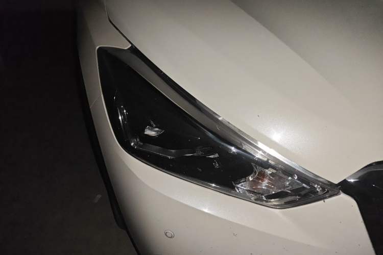 Used Nissan Kicks 2019 1.5L CVT Smart Connect Deluxe Edition Right Front Headlight