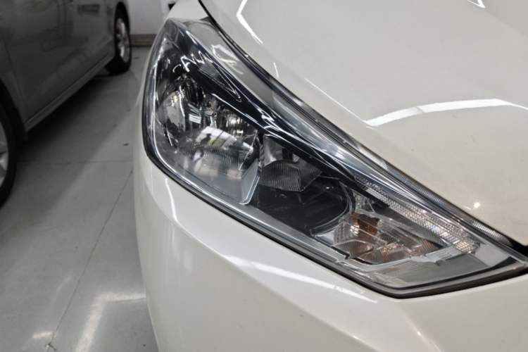 Used Nissan Kicks 2019 1.5L CVT Smart Connect Luxury Edition Right Front Headlight