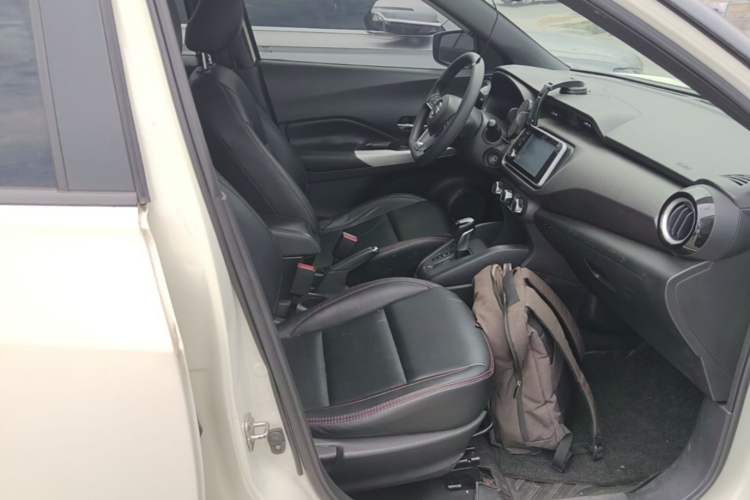 Used Nissan Kicks 2019 1.5L CVT Cool Enjoy Edition Right Front Seat