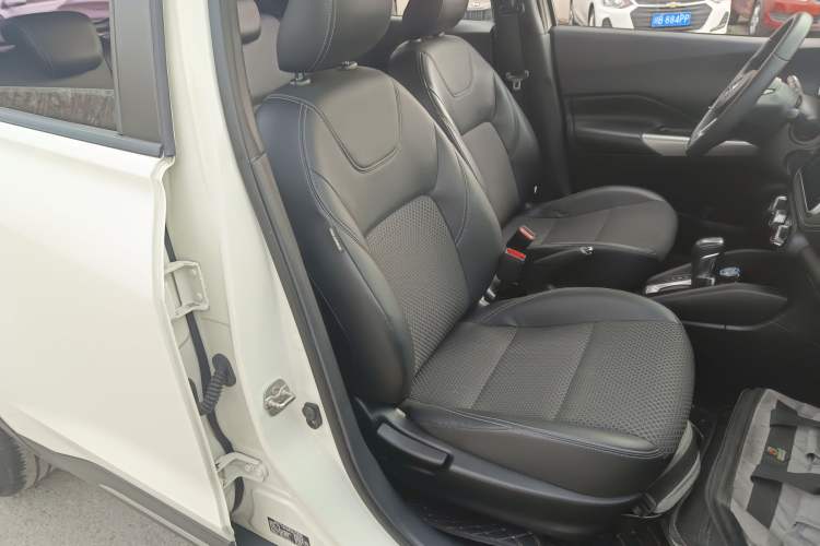 Used Nissan Kicks 2019 1.5L CVT Smart Connect Luxury Edition Right Front Seat