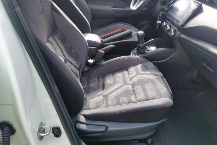 Used Nissan Kicks 2019 1.5L Manual Cool Edition Right Front Seat