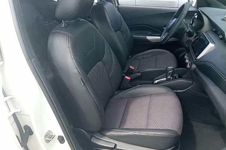 Used Nissan Kicks 2019 1.5L CVT Smart Connect Luxury Edition Right Front Seat