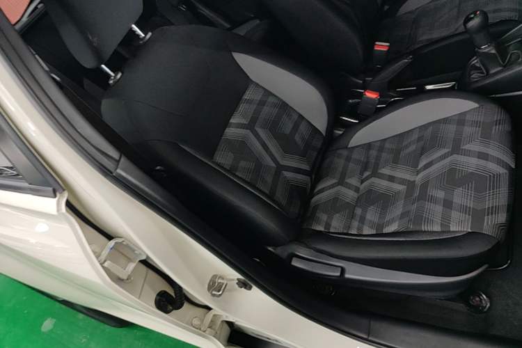 Used Nissan Kicks 2019 1.5L Manual Cool Edition Right Front Seat