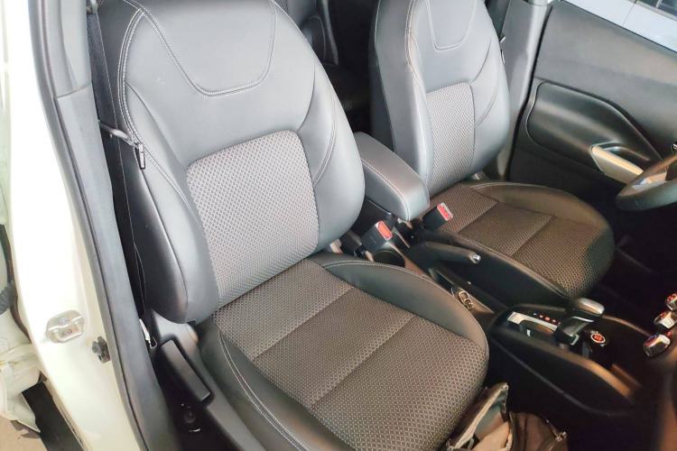 Used Nissan Kicks 2019 1.5L CVT Smart Connect Luxury Edition Right Front Seat