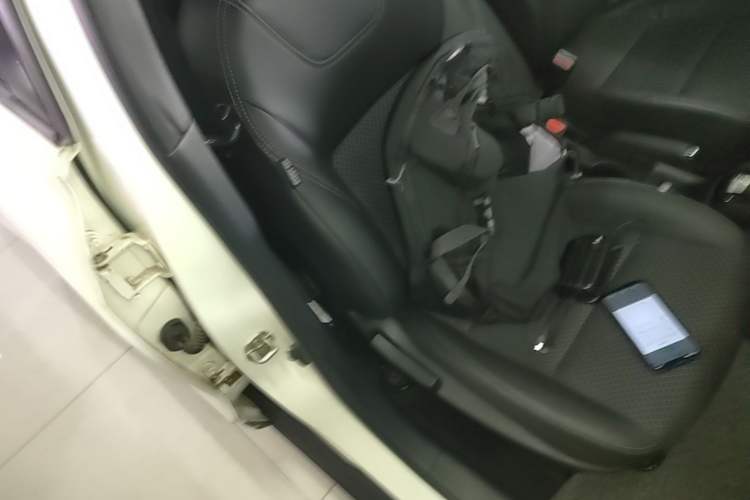 Used Nissan Kicks 2019 1.5L CVT Smart Connect Luxury Edition Right Front Seat