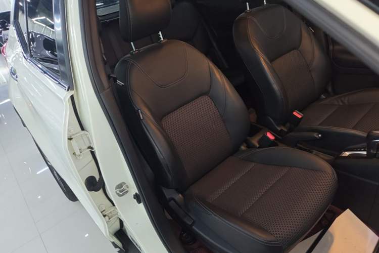 Used Nissan Kicks 2019 1.5L CVT Smart Connect Luxury Edition Right Front Seat