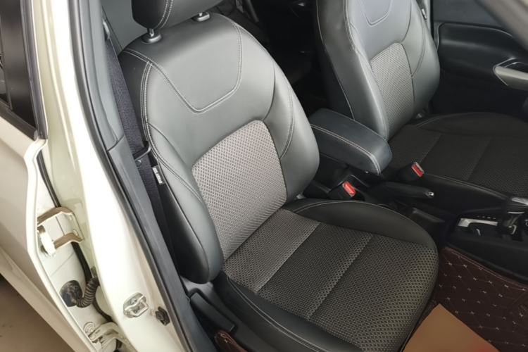 Used Nissan Kicks 2019 1.5L CVT Smart Connect Luxury Edition Right Front Seat