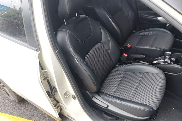 Used Nissan Kicks 2019 1.5L CVT Smart Connect Luxury Edition Right Front Seat