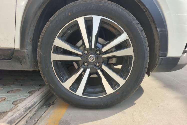 Used Nissan Kicks 2019 1.5L CVT Smart Connect Luxury Edition Right Front Wheel Hub