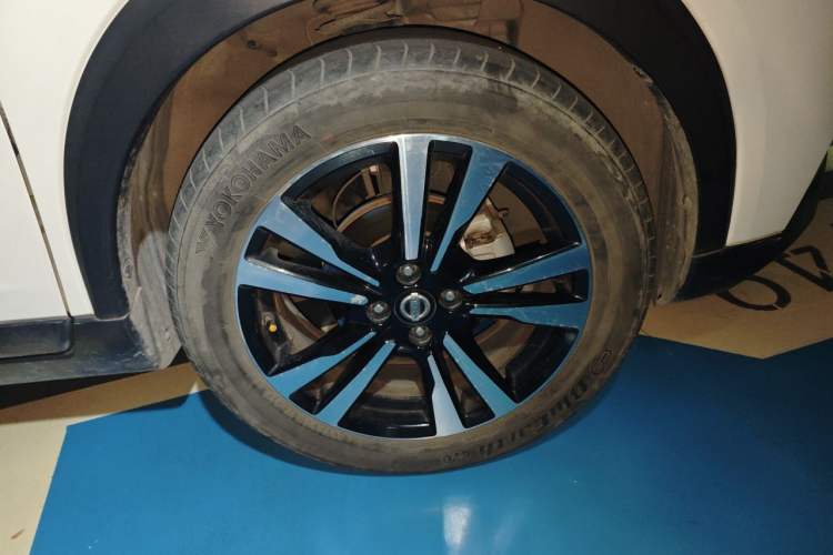 Used Nissan Kicks 2019 1.5L CVT Smart Connect Luxury Edition Right Front Wheel Hub