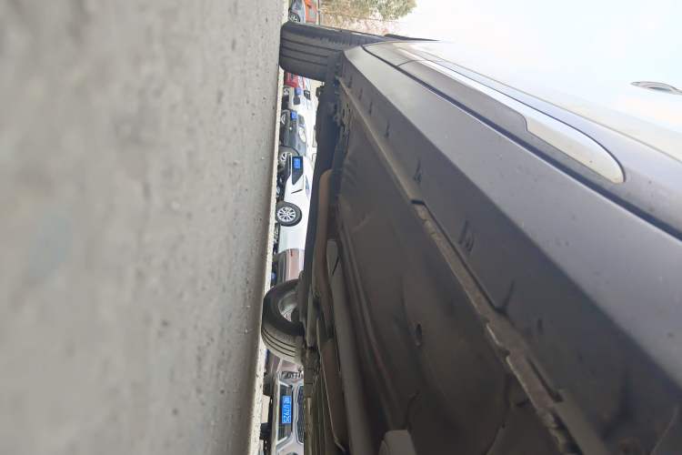 Used Nissan Kicks 2019 1.5L CVT Smart Connect Luxury Edition Right Side Sill