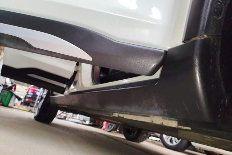 Used Nissan Kicks 2019 1.5L CVT Smart Connect Luxury Edition Right Side Sill