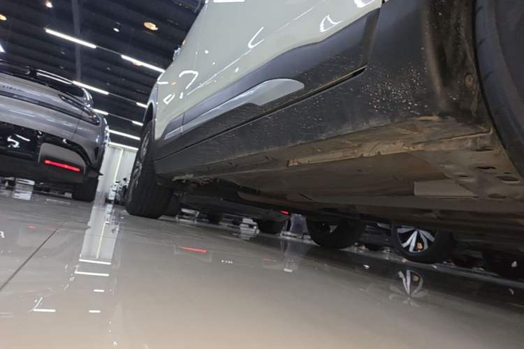 Used Nissan Kicks 2019 1.5L CVT Smart Connect Luxury Edition Right Side Sill