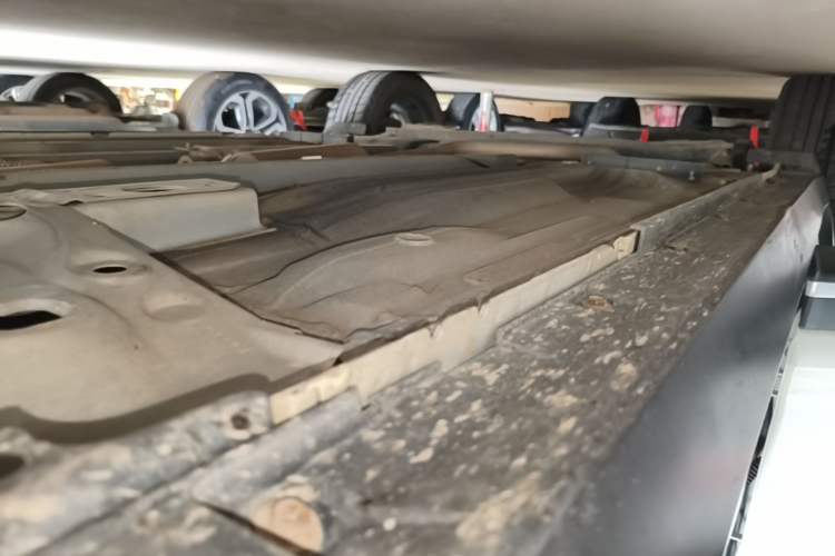 Used Nissan Kicks 2019 1.5L CVT Smart Connect Luxury Edition Right Side Sill