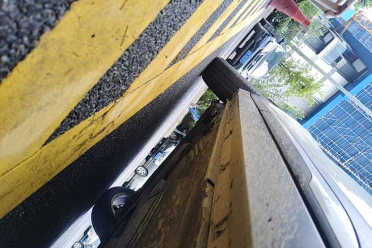 Used Nissan Kicks 2019 1.5L CVT Smart Connect Luxury Edition Right Side Sill