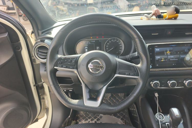 Used Nissan Kicks 2019 1.5L CVT Smart Connect Luxury Edition Steering Wheel