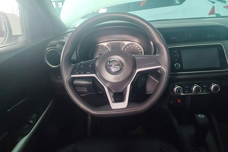 Used Nissan Kicks 2019 1.5L CVT Cool Enjoy Edition Steering Wheel