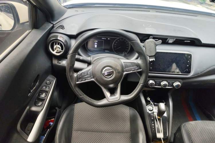 Used Nissan Kicks 2019 1.5L CVT Smart Connect Luxury Edition Steering Wheel